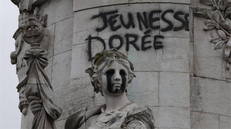 Das Graffiti „Jeunesse Dorée“ („Vergoldete Jugend“) ist an der Statue der Gleichheit auf dem Place de la République in Paris zu lesen.
