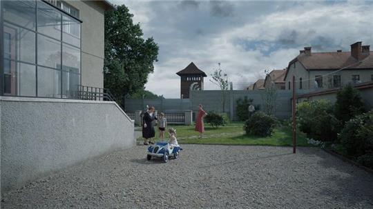 Das Grauen von Auschwitz hinter der Gartenmauer. Doch das Drama „The Zone Of Interest“ spielt vor der Mauer.