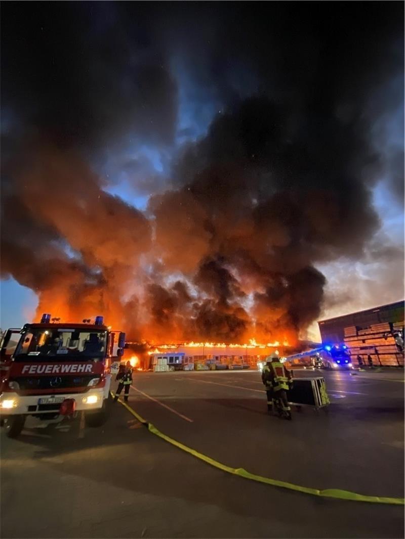 Neue Ursache für Großfeuer bei Viebrock in Harsefeld ermittelt Das Großfeuer in Harsefeld Anfang August richtete einen Millionenschaden an. Foto: Ahrens