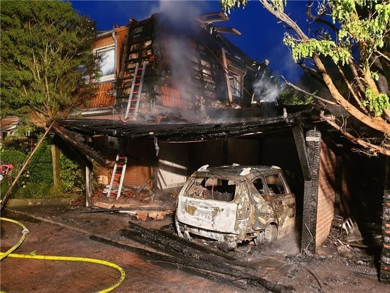 Das Großfeuer in den Brunckhorst’schen Wiesen griff vom Carport auf das Wohnhaus über, auch ein Auto ging in Flammen auf. Foto: Hinsen