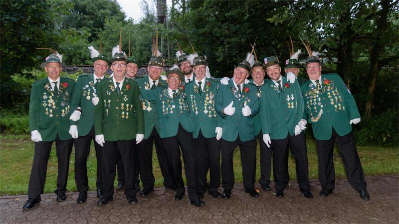 Zapfenstreich in Buxtehude: Das steckt hinter der Schützenfest-Tradition Das Grüne Rott mit guter Stimmung beim Versammeln vor dem Gildenhaus.