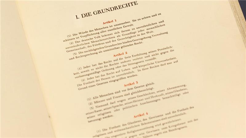 Steinmeier zum Grundgesetztag: Demokratie braucht Tatkraft Das Grundgesetz mit seinen verbrieften Rechten ist aus Sicht von Bundespräsident Steinmeier ein Grund zum Feiern. (Archivbild)