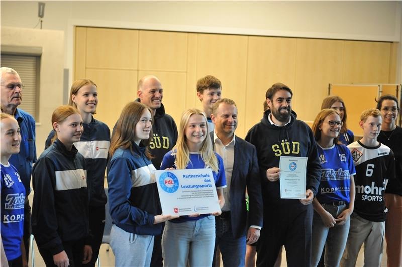Wenn das Handball-Training im Stundenplan steht Das Gymnasium Süd darf sich jetzt „Partnerschule des Leistungssports“ nennen. Am Donnerstag wurde das Zertifikat überreicht. Foto: Scholz
