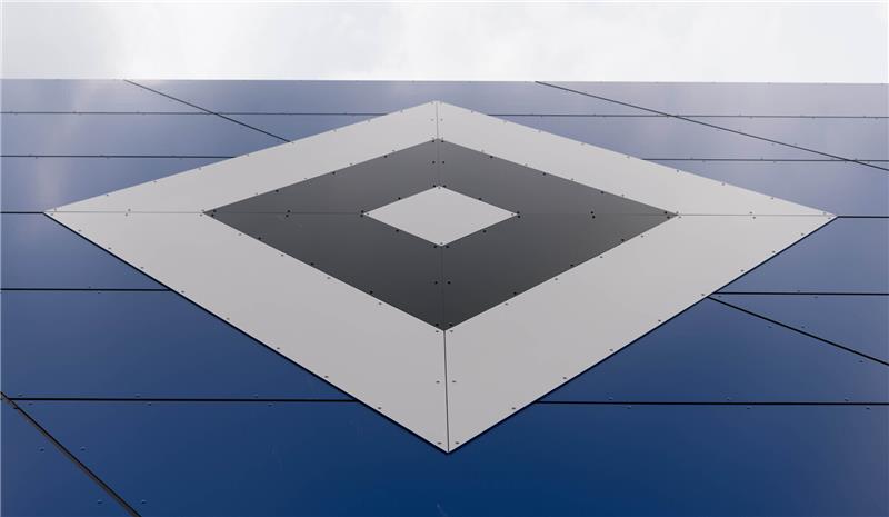 HSV verleiht Nachwuchsstürmer Beleme an Drittligisten Das HSV-Logo an der Hausfassade des Hauptgebäudes des neuen HSV Campus in Hamburg, aufgenommen am 06.06.2017. Foto: Christophe Gateau/dpa