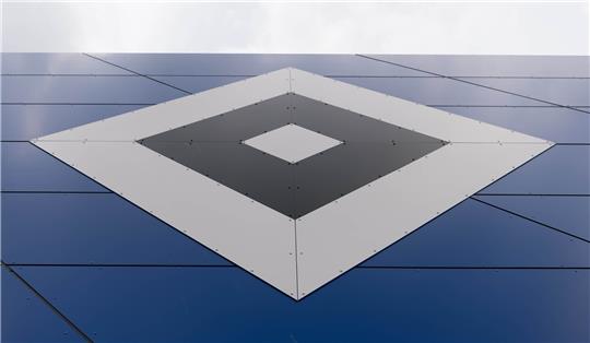 Das HSV-Logo an der Hausfassade des Hauptgebäudes des neuen HSV Campus in Hamburg, aufgenommen am 06.06.2017. Foto: Christophe Gateau/dpa