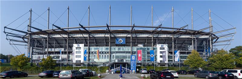 Das HSV-Volksparkstadion im Hamburger Stadtteil Stellingen. Die Stadt Hamburg veröffentlichte eine Absichtserklärung, das HSV-Stadiongrundstück kaufen zu wollen. Foto: Markus Scholz/dpa