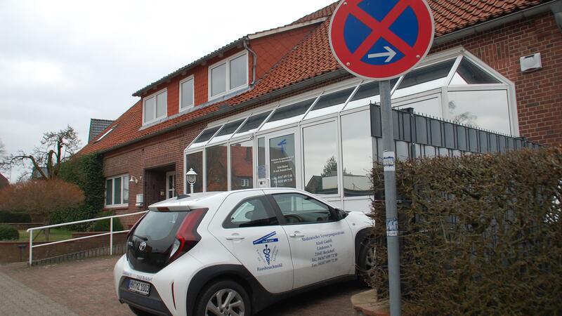 Parkplatz-Not beim Arzt und dunkle Straßen: Wie Beckdorfs Politik das lösen will Das Halteverbotsschild vor dem Beckdorfer MVZ in der Lindenstraße wird von vielen Patienten ignoriert.