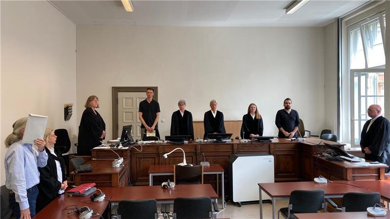 Waffe auf Polizisten gerichtet – Bewährungsstrafe für Senior Das Hamburger Landgericht verurteilt den Angeklagten wegen Verstößen gegen das Waffengesetz und Widerstands gegen Vollstreckungsbeamte zu einer Bewährungsstrafe. (Archivbild)