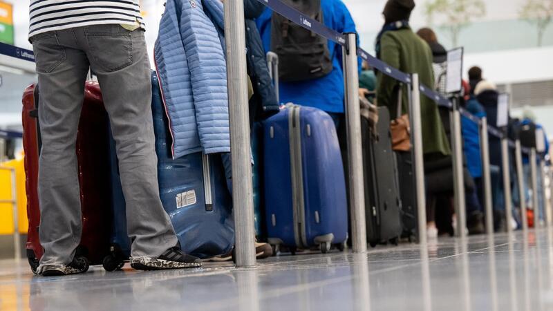 Das Handgepäck kann bei manchen Fluglinien Zusatzkosten verursachen.
