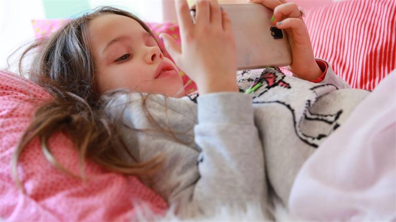 Das Handy sollte nicht zum Einschlafritual gehören.