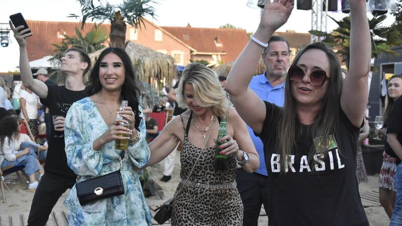 Das Hanse-Ahoi lockt mit Strandparty-Flair am Samstag viele Besucher nach Buxtehude. Ausgelassen wird gefeiert.