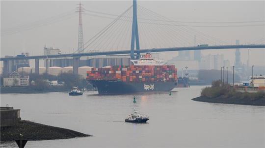 Das Hapag-Lloyd Containerschiff „Potomac Express“ verlässt den Hamburger Hafen.
