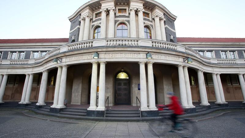 Uni Hamburg: Schlägerei nach Lesung zu Antisemitismus Das Hauptgebäude der Universität Hamburg. Nach der Ringvorlesung „Judenfeindlichkeit, Antisemitismus, Antizionismus - aktuelle Formen antijüdischer Gewalt“ kam es zu einer Schlägerei (Archivbild).