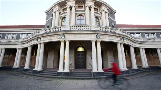 Das Hauptgebäude der Universität Hamburg. Nach der Ringvorlesung „Judenfeindlichkeit, Antisemitismus, Antizionismus - aktuelle Formen antijüdischer Gewalt“ kam es zu einer Schlägerei (Archivbild).