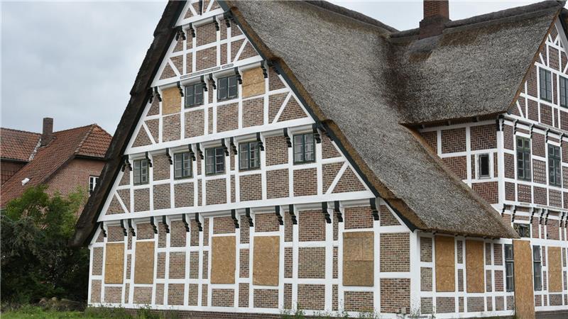 Historisches Anwesen: Sie haben Großes vor im Alten Land Das Haupthaus wurde gerade neu eingedeckt.