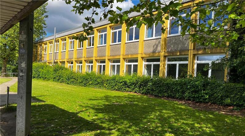 Das Hauptschulgebäude ist nur noch für eine Übergangszeit nutzbar. Die Schule musste aufgrund von Schimmelbefall schon einige Wochen gesperrt werden.