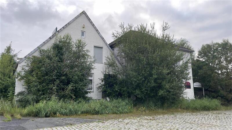Das Haus Weserstrand heute. Das Gebäude steht leer, der Garten ist verwildert, Sträucher wachsen mannshoch. An die goldenen Zeiten des Lokals erinnert hier nichts mehr. 