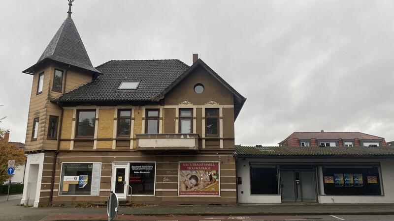 Nach dem Boom kommt die Krise: Immer weniger Bauanträge im Kreis Stade Das Haus an der Ecke Stader Straße / An der Rennbahn sollte eigentlich schon im vergangenen Jahr abgerissen werden.