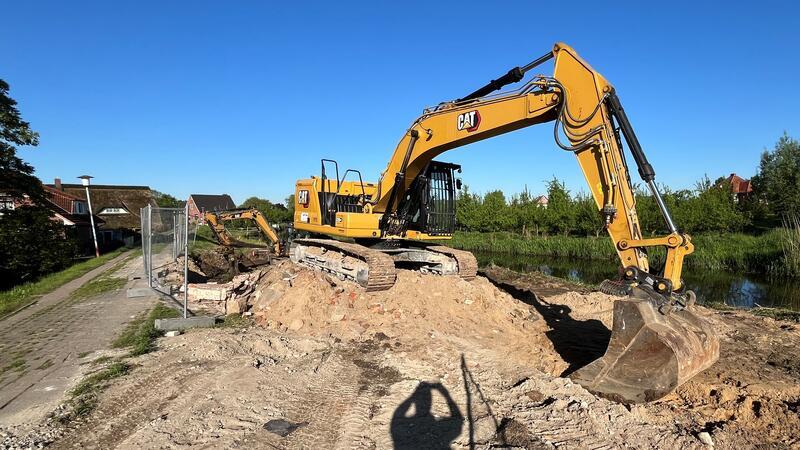 Das Haus an der Umdeich-Schwachstelle in Neuenkirchen ist abgerissen, der Deich wird verstärkt.