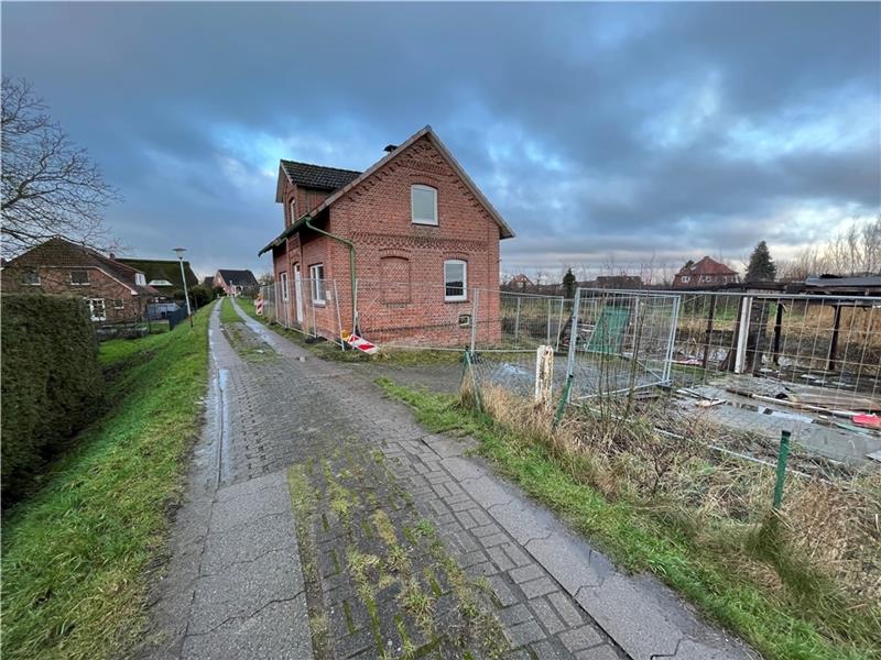Hier wird der Kleiboden für Deichbau an der Lühe und im Bullenbruch gebunkert Das Haus auf dem Umdeich soll noch 2023 für den Deichbau abgerissen werden. Foto: Vasel