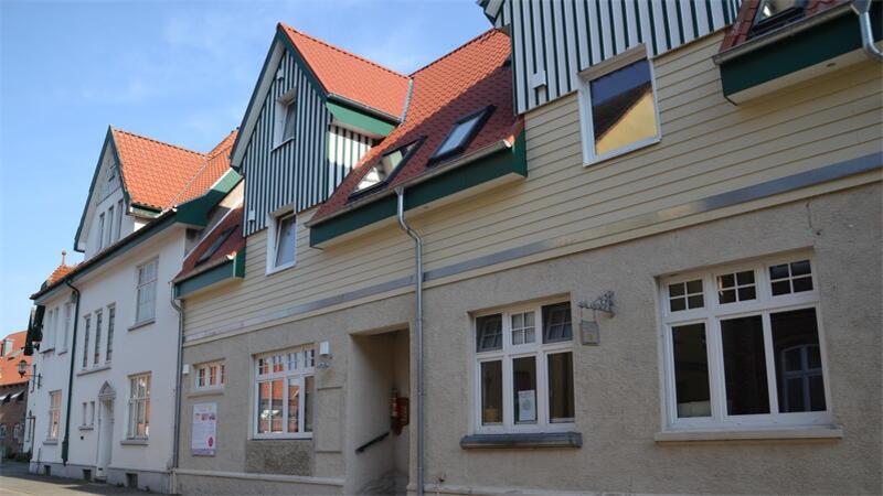 Das Haus der Horizonte in Freiburg von der Hauptstraße aus gesehen.