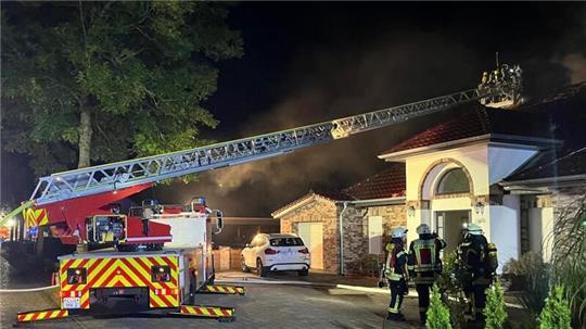Das Haus im Kreis Cuxhaven ist nach einem Brand unbewohnbar.