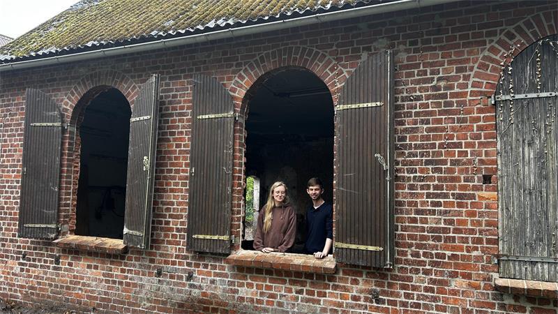 Das Haus in Estorf besticht durch die großen Rundbogen-Fenster. Über viele Jahre war es hinter dicht stehenden Bäumen gar nicht zu sehen.