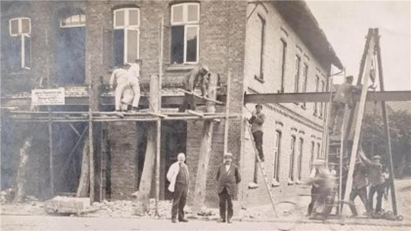 Noch zweimal Weihnachten: Dann schließt dieses beliebte Kaufhaus in Harsefeld Das Haus in der Marktstraße beim Umbau zum Geschäftshaus 1919.