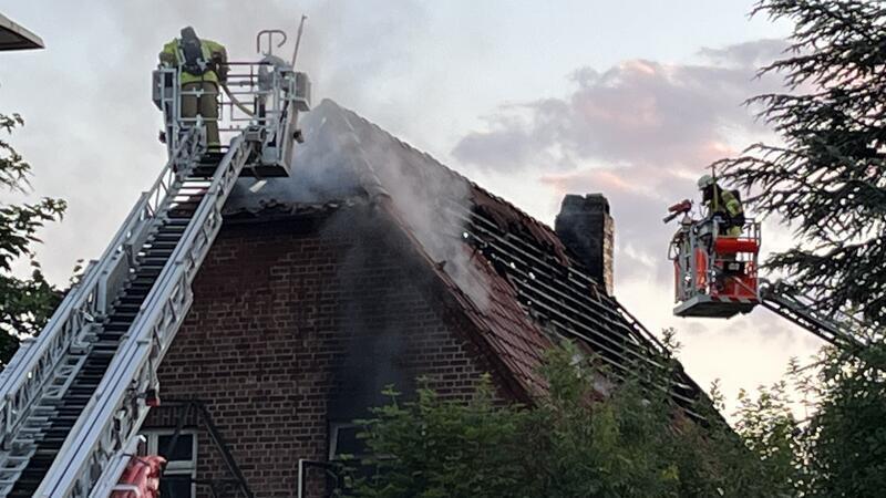 Die Feuerwehr in Bützfleth löscht das Feuer.
