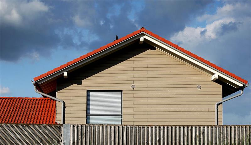Wie Hausbesitzer die Anschlussfinanzierung flexibel aufstellen Das Haus steht, die Finanzierung läuft noch: Wessen Zinsbindung jetzt endet, sollte mehrere Angebote zur Anschlussfinanzierung vergleichen. Foto: Karl-Josef Hildenbrand/dpa-tmn