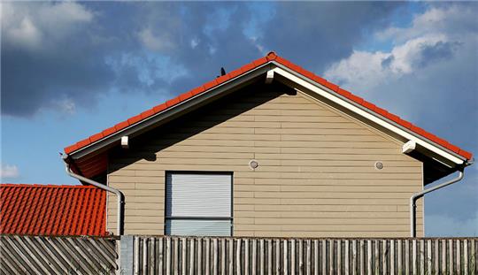 Das Haus steht, die Finanzierung läuft noch: Wessen Zinsbindung jetzt endet, sollte mehrere Angebote zur Anschlussfinanzierung vergleichen. Foto: Karl-Josef Hildenbrand/dpa-tmn