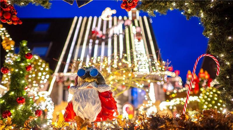 Das Haus verzieren unzählige Figuren, Sterne, Kugeln und Lichter. 