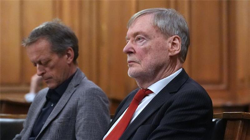 AfD-Stimmzettel geschreddert? Video sorgt für Wirbel in Hamburg Das Haus von Claus-Dieter Schülke (rechts, AfD) wurde in der Nacht zum Donnerstag beschmiert.