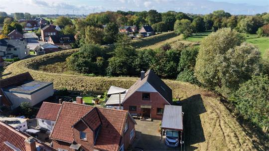 Das Haus von Detlef Heinsohn steht direkt am alten Deich.