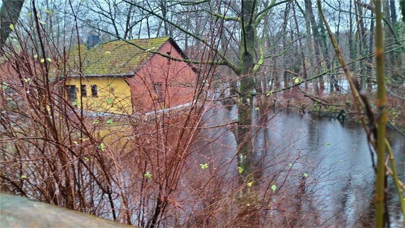 Das Haus von Heike Peukert an der Oste in Weertzen: An den Weihnachtsfeiertagen war es vom Hochwasser umgeben. Sandsäcke schützen das Gebäude vor Wassereintritt.