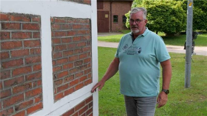 Verkehrschaos in Ketzendorf: Anwohner kämpfen gegen Lkw-Lawine Das Haus von Nils Marbes in Ketzendorf ist 250 Jahre alt. Er befürchtet Schäden, da immer mehr Lkw durch das Dorf fahren.