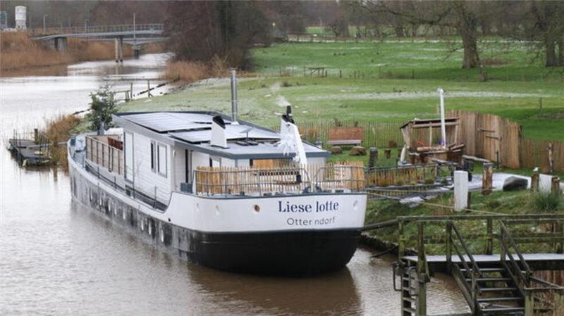 So hat es den ersten Feriengästen auf dem Hausboot „Lieselotte“ gefallen Das Hausboot „Lieselotte“ liegt an der Otterndorfer Medem-Schleuse, in der Höhe des Gasthauses „Zum Elbblick“, vor Anker.