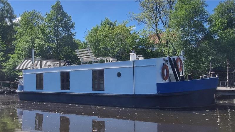 Das Hausboot liegt im Stader Holzhafen und ist für Touristen ein ungewöhnlicher Übernachtungsort.