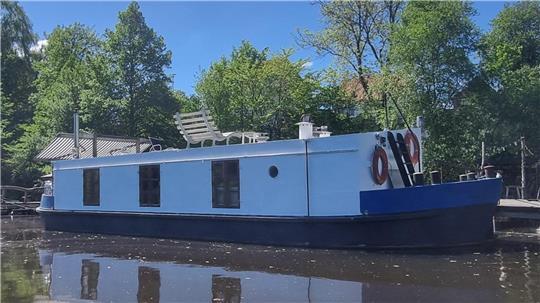 Das Hausboot liegt im Stader Holzhafen und ist für Touristen ein ungewöhnlicher Übernachtungsort.