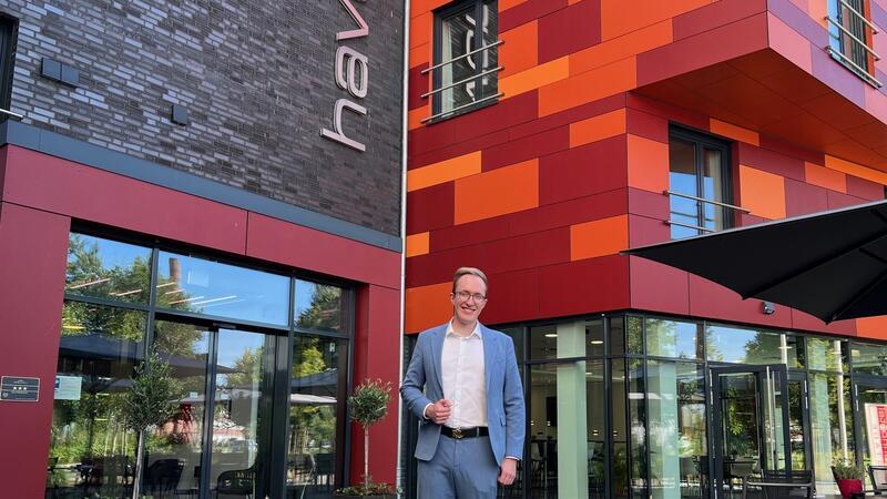 Das Havenhostel am Schwingedeich fällt durch seine ungewöhnliche Architektur auf. Hoteldirektor Maximilian Schäfer ist seit dem Start dabei.
