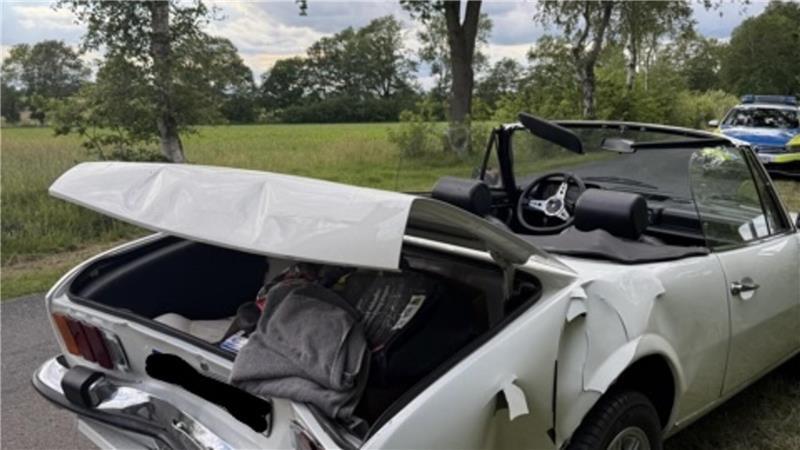 Schwer verletzt in Neu Wulmstorf: E-Scooter-Fahrer ins Krankenhaus geflogen Das Heck des Peugeot Oldtimer ist nach dem Auffahrunfall massiv beschädigt.