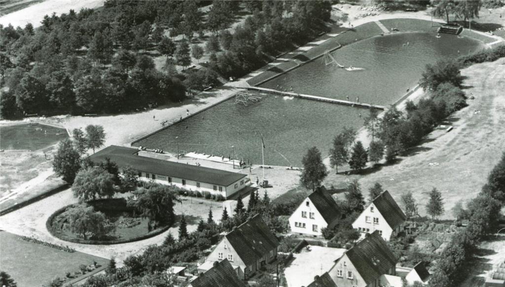 Das Heidebad Buxtehude aus der Vogelperspektive. Die Aufnahme stammt aus dem Jah...