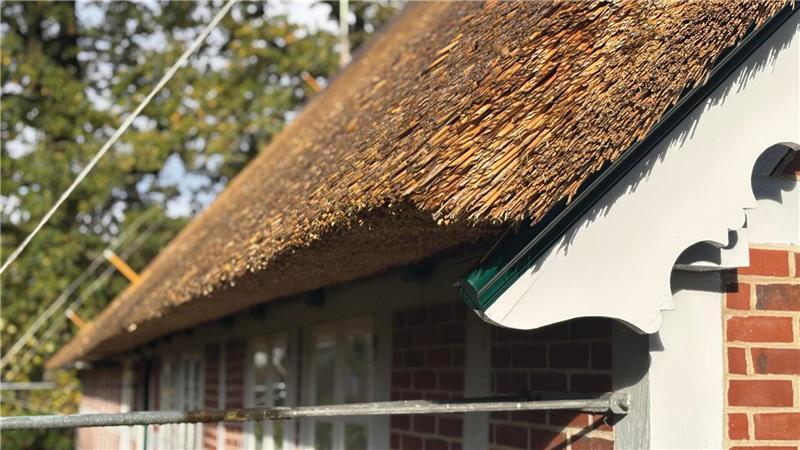 Das Herzstück von Wangersen: Neuer Wind im alten Heimathaus Das Heimathaus Wangersen hat ein neues Reetdach.
