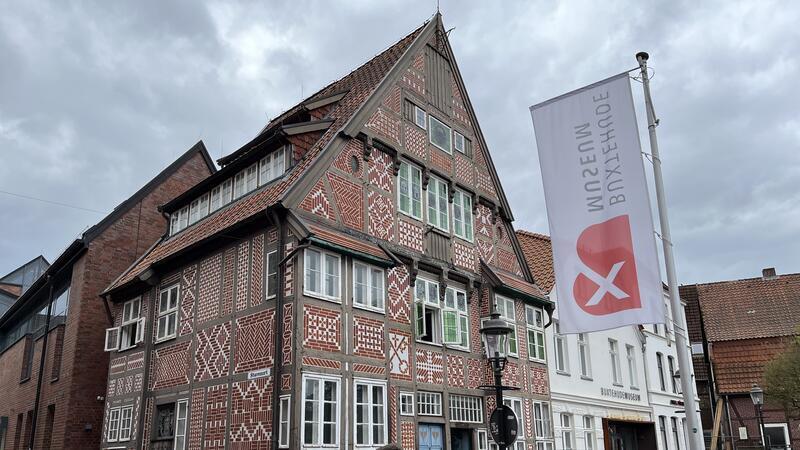 Das Heimatmuseum am Petri-Platz in Buxtehude verfällt. Die Schäden in der Fassade sind nicht mehr zu übersehen.