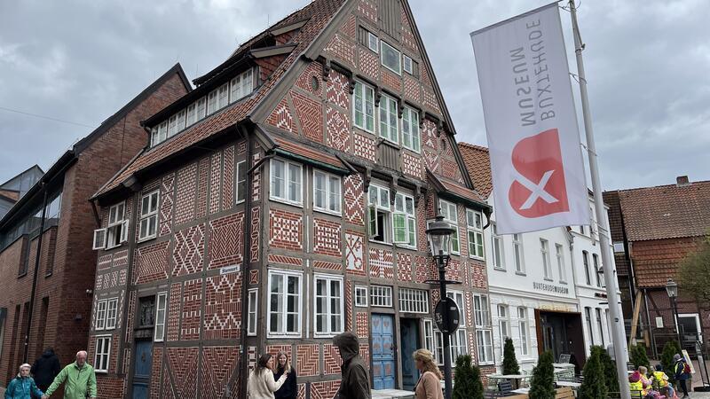 Das Heimatmuseum am Petri-Platz in Buxtehude verfällt. Die Schäden in der Fassade sind nicht mehr zu übersehen.