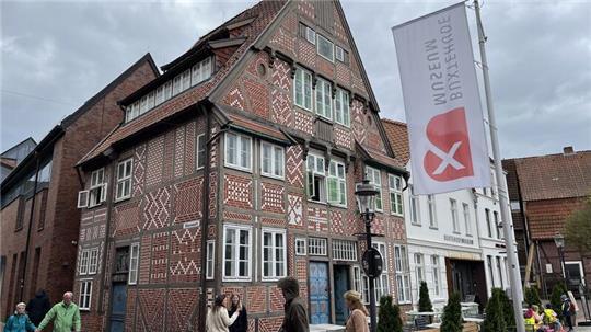 Das Heimatmuseum am Petri-Platz in Buxtehude verfällt. Die Schäden in der Fassade sind nicht mehr zu übersehen.