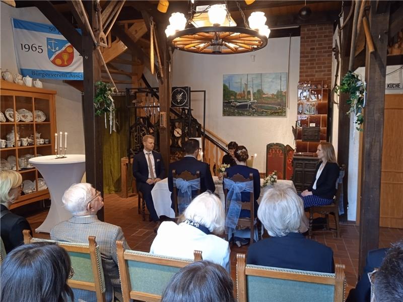 Karina und Malte sind das erste Brautpaar im Heimatmuseum Assel Das Heimatmuseum in Assel kann auch von Brautpaaren zur Trauung genutzt werden.