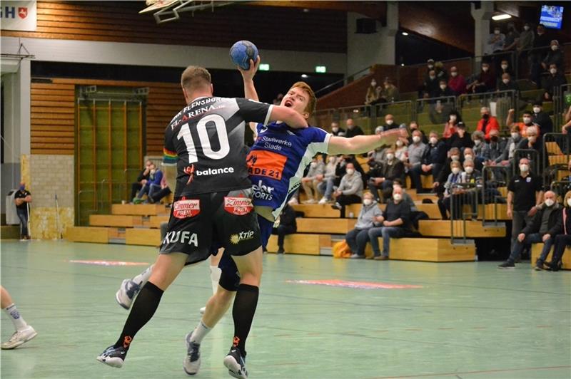 Das Heimspiel gegen den DHK Flensborg war sehr umkämpft. Die Fredenbecker, hier Fynn Sievert, hielten aber dagegen. Sievert erzielte auch einen der schönsten Treffer des Spiels. Foto: Potreck