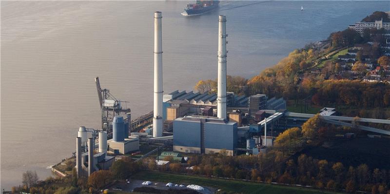 Das Heizkraftwerk Wedel an der Elbe soll nach dem Willen der Initiative „Tschüss Kohle“ in sieben Jahren vom Netz gehen. Foto Bockwoldt/dpa
