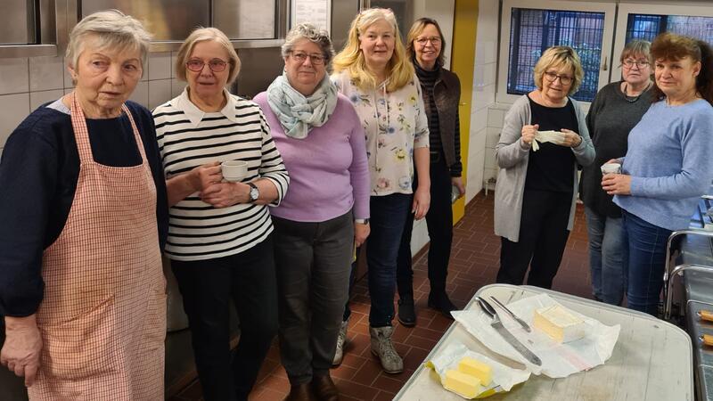 „Sabbeln kann ich ja“: Sie treten für Himmelpfortens Senioren an Das Helfer-Team leistete ganze Arbeit (von links): Erika Reinecke, Christa Kühlke, Renate Amboldt, Anja Grabau, Petra Haffner, Waltraut Borkmann, Annett Schröder und Ute Behrens.